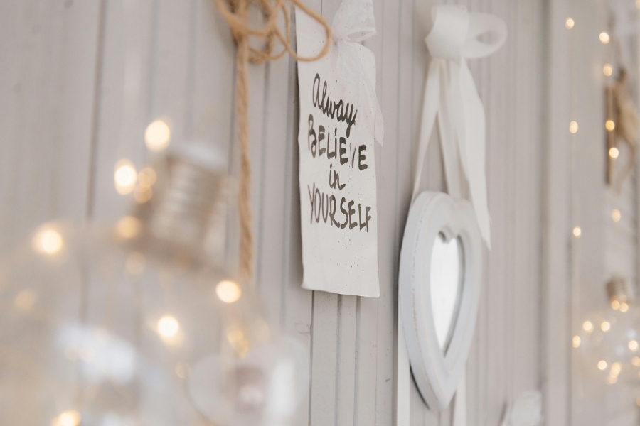 Was bedeutet das Symbol „Nicht direkt in den Laser blicken“?